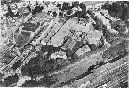 Luchtfoto uit 1924 van de Arnhemsche Bandfabriek aan de Noordelijke Parallelweg en de Frombergstraat