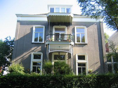 Villa Frombergstraat 49/51 en Noordelijke Parallelweg 4 vanaf de Noordelijke Parallelweg